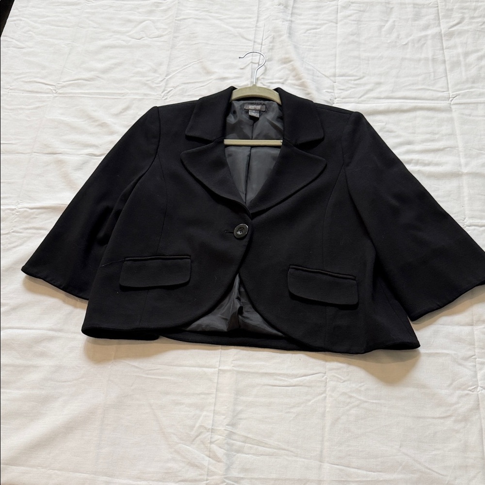 Kenneth Cole Reaction Black Women's Crop Blazer with 3/4 Sleeves.  Size 4.